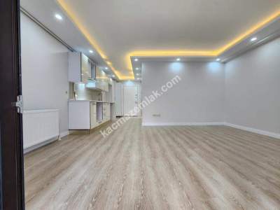 İdealtepe'de Ulaşıma Yakın Teraslı Otoparklı 45M² 1+1! 8