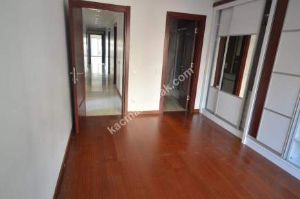 Çamlık Sahilde Katta Tek 160M2 3,5 +1 25